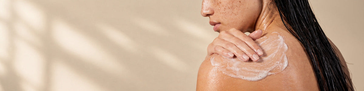 Immagine che raffigura una donna che si lava con un detergente