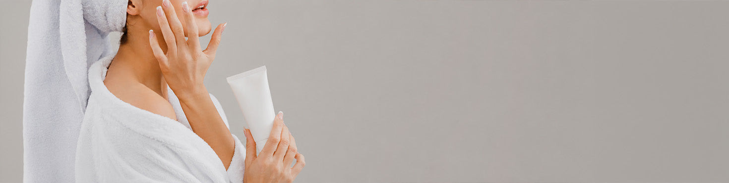 Immagine che raffigura una donna che si spalma una crema emolliente