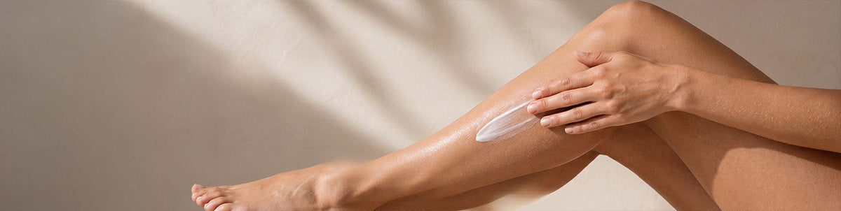 Immagine che raffigura una donna che si spalma una crema emolliente