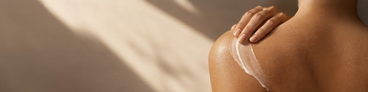 Immagine di una donna che si idrata la pelle con crema
