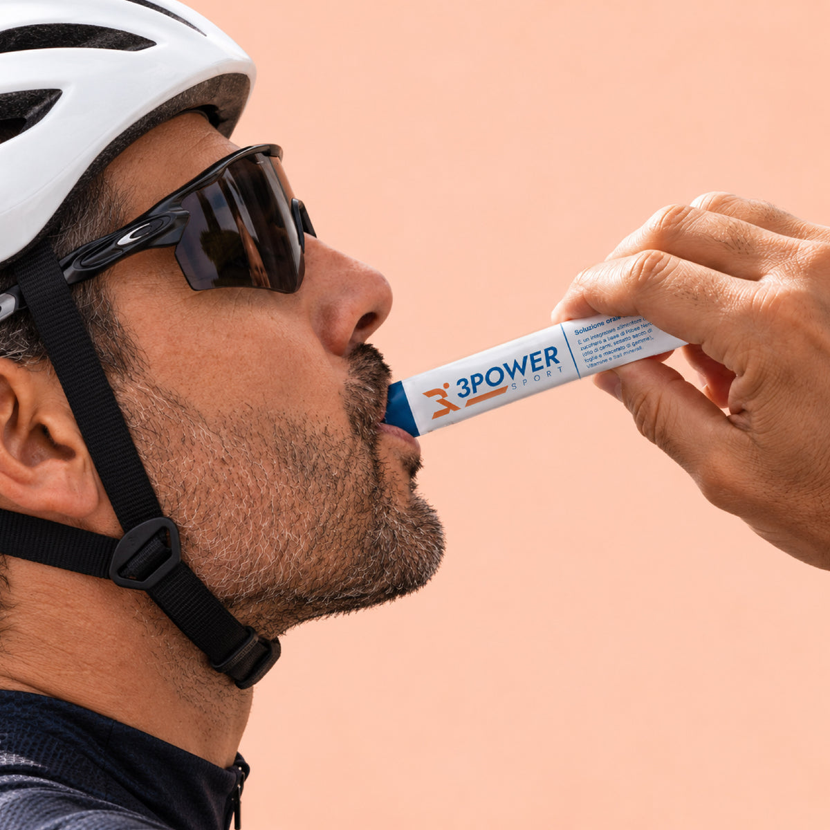 Immagine che raffigura un ciclista che prende 3Power Sport Integratore Orale