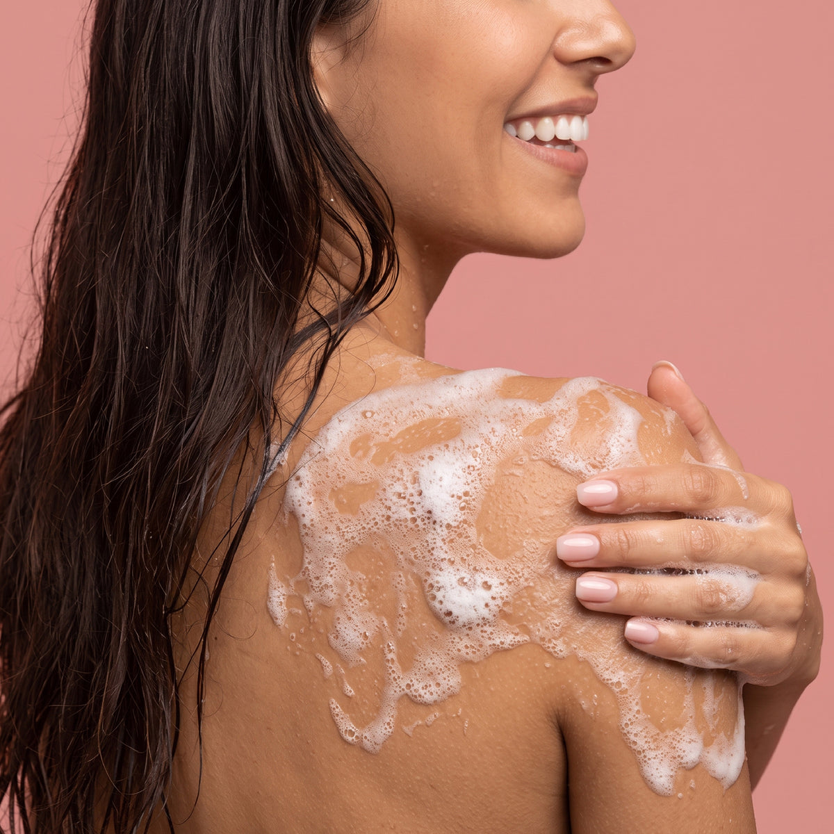 Immagine che raffigura una donna che si lava con Floderm D.A. Detergente