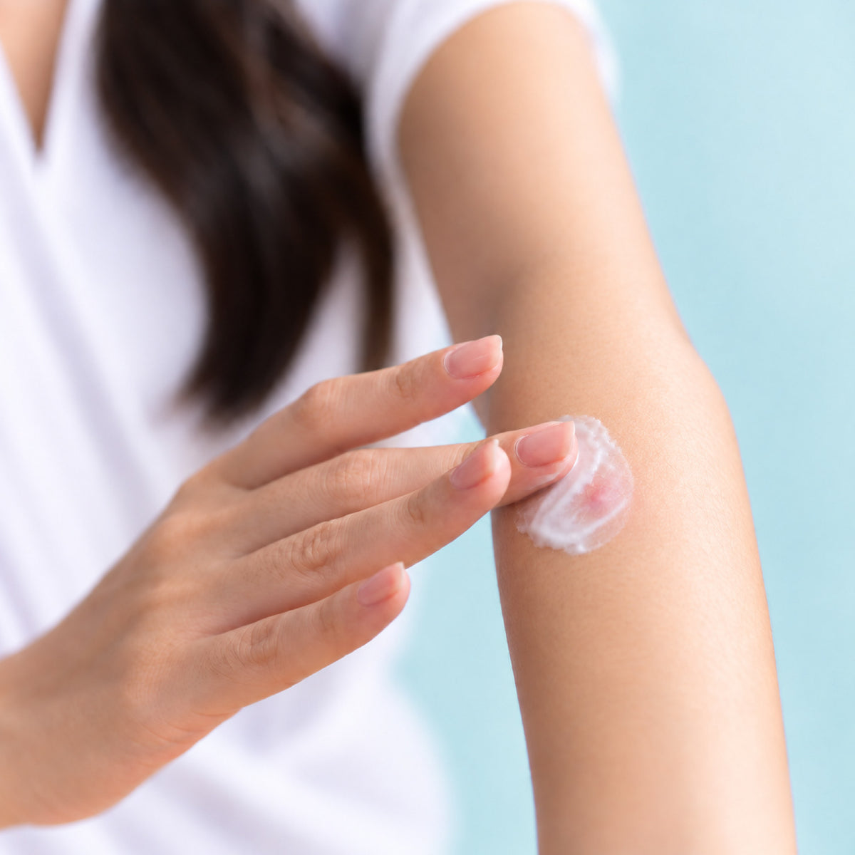 Immagine che raffigura una donna che applica Floderm Fast su una puntura di insetto