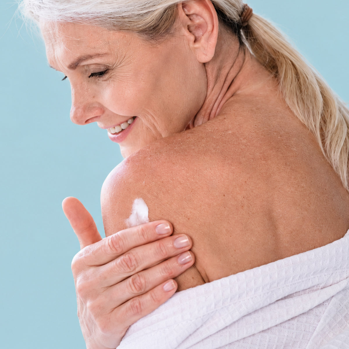 Immagine che raffigura una donna che applica Floderm Sempre
