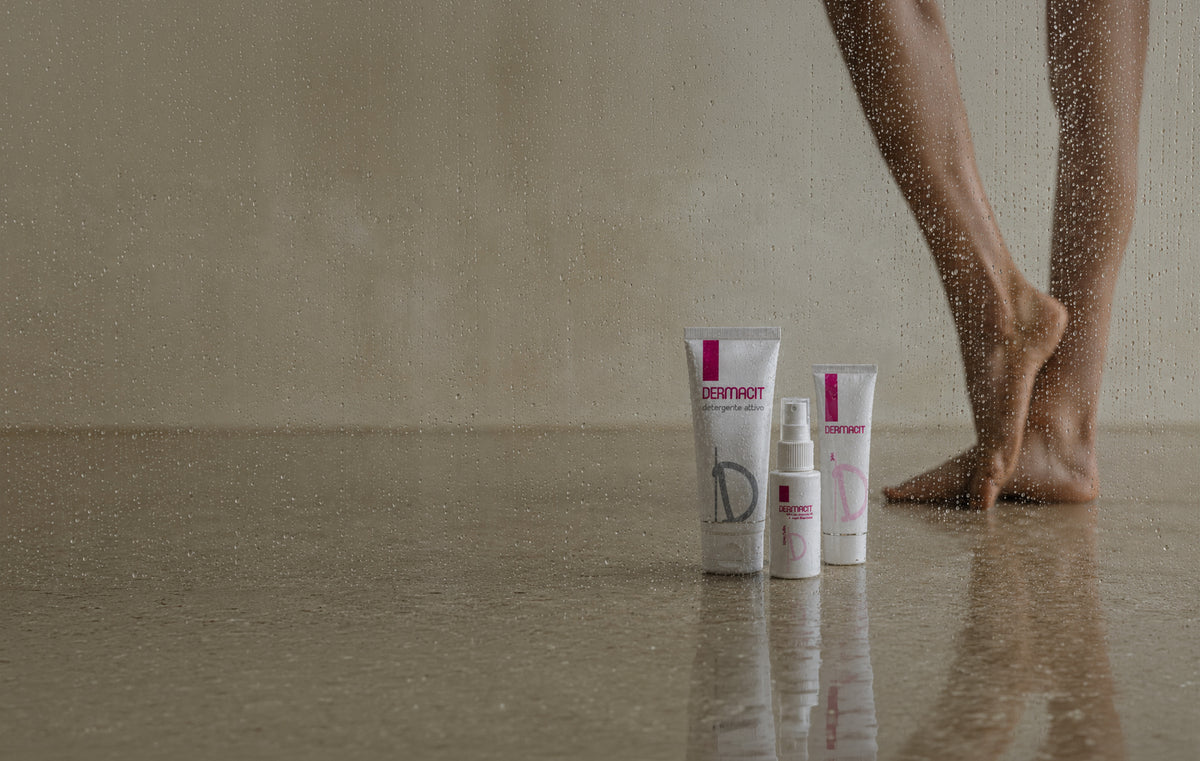 immagine che rappresenta i prodotti della linea dermacit posizionati su un piatto doccia