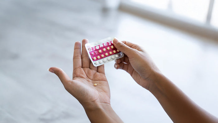 Immagine che rappresenta le mani di una donna con un blister di pillola anticoncezionale