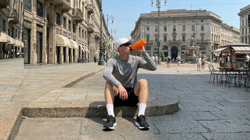 Immagine che raffigura uno sportivo che beve