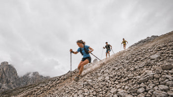 atleta che fa trail running in montagna