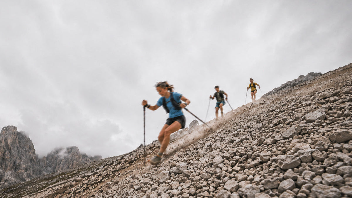 atleta che fa trail running in montagna