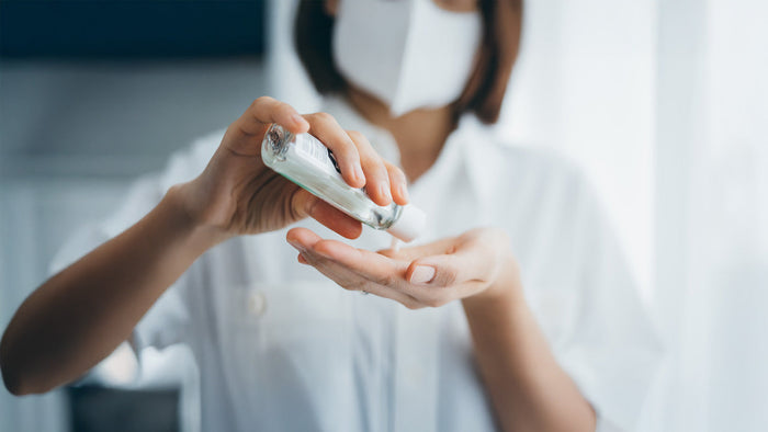 Immagine di una donna che si disinfetta le mani