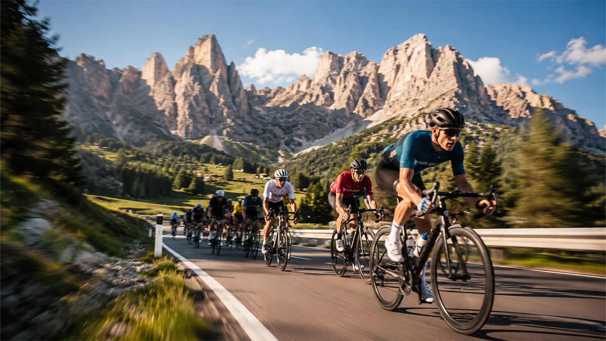 immagine che raffigura un gruppo di ciclisti impegnati nella Maratona dles Dolomites