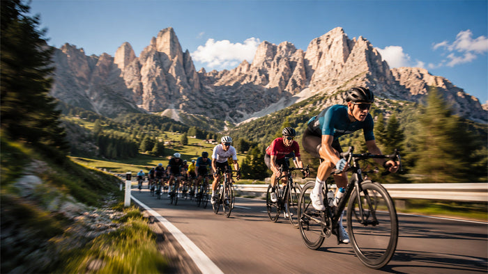 immagine che raffigura un gruppo di ciclisti impegnati nella Maratona dles Dolomites