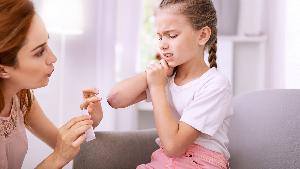 Immagine che raffigura una bambina con una abrasione