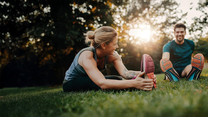 Immagine che rappresenta un uomo e una donna che fanno stretching insieme