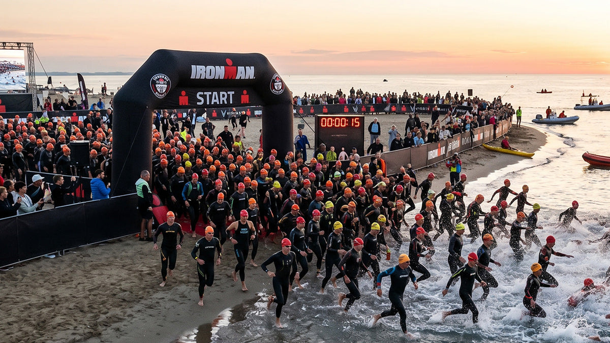 immagine che raffigura un ironman sulla spiaggia con triatleti