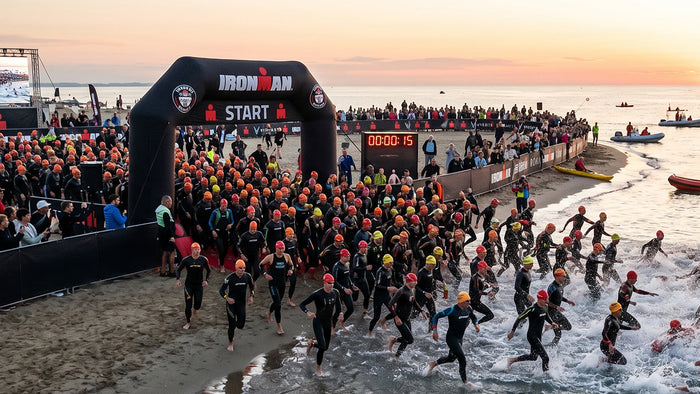 immagine che raffigura un ironman sulla spiaggia con triatleti