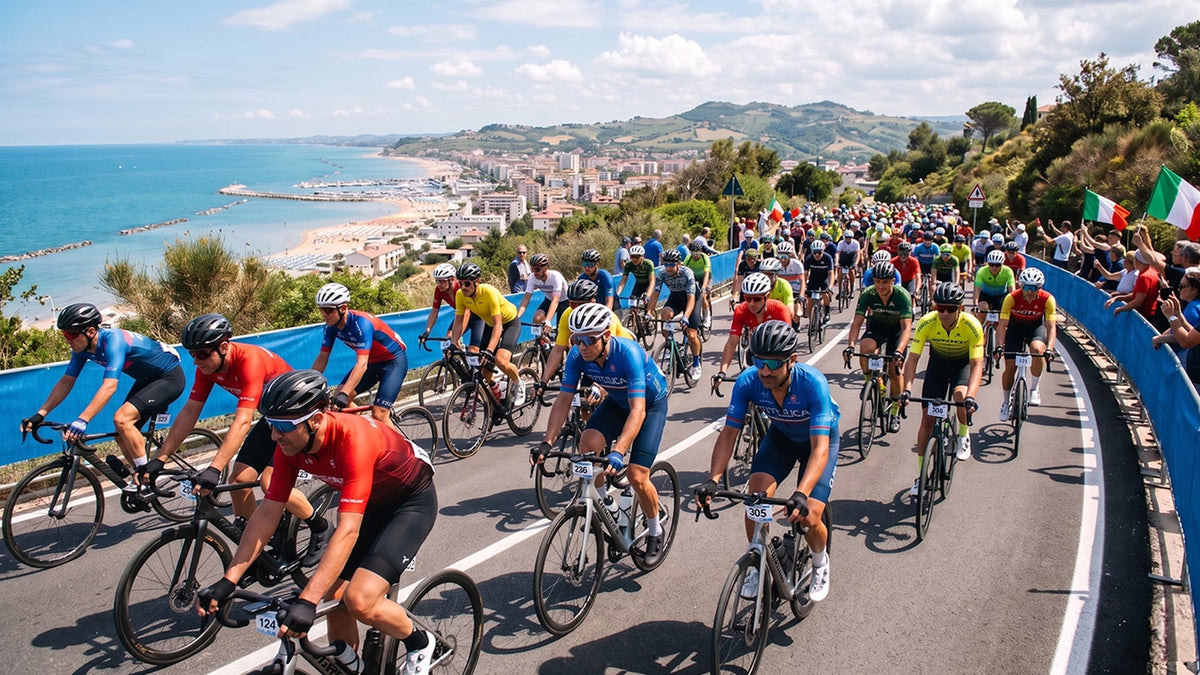 ciclisti che pedalano lungo il litorale di cattolica
