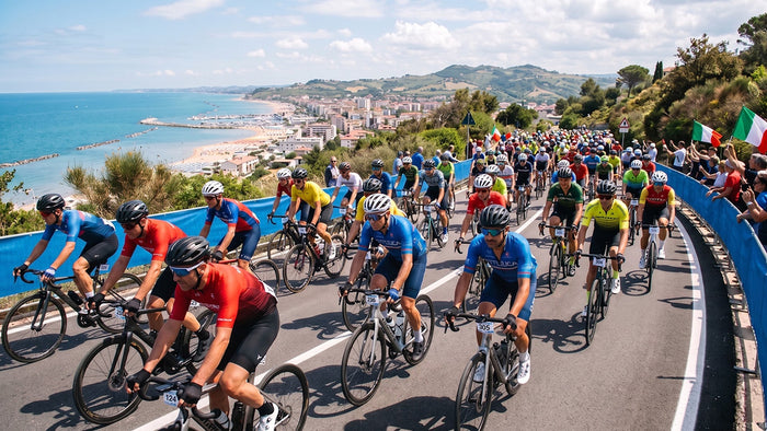 ciclisti che pedalano lungo il litorale di cattolica