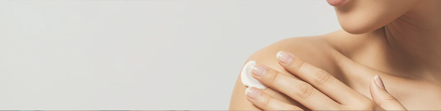 Immagine che raffigura una donna che si spalma una crema lenitiva