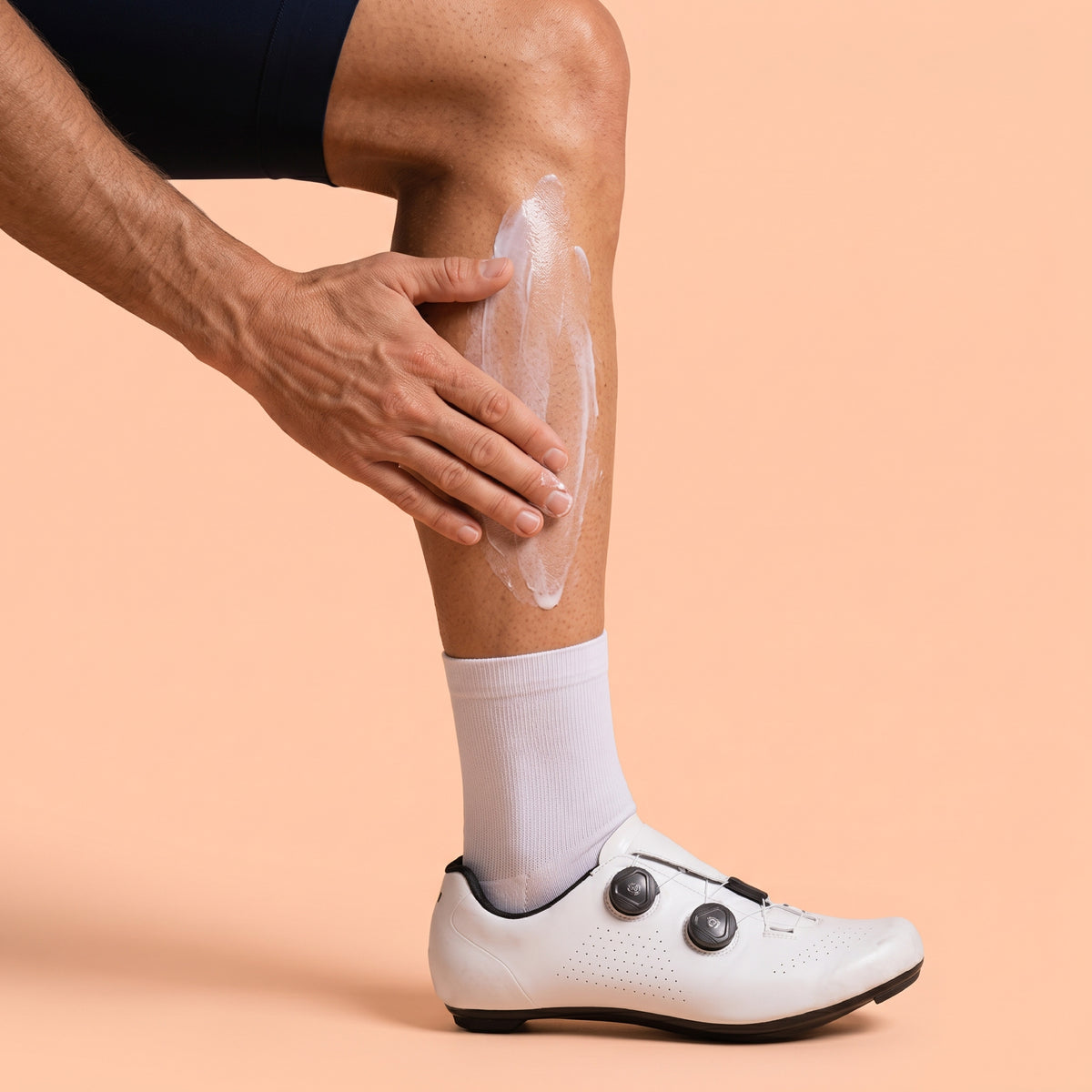 Immagine che raffigura un ciclista che applica 3Power Sport Crema
