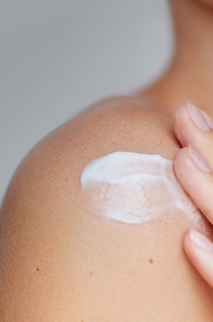 Immagine che raffigura una donna che si spalma la crema