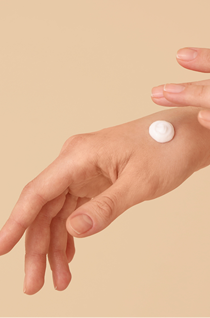 Immagine che raffigura una mano con la crema