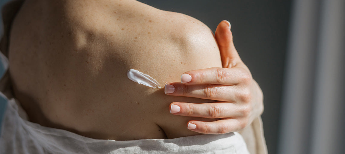Immagine che raffigura una donna che si applica una crema per la pelle